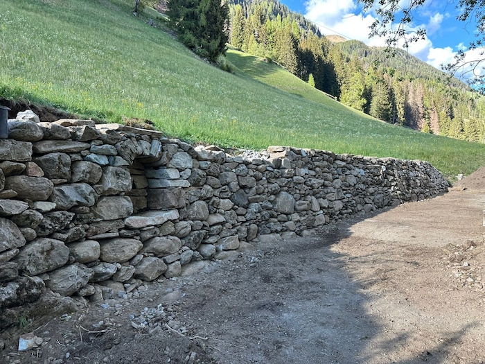 Die fertige Steinmauer ist rund 25 Meter lang.