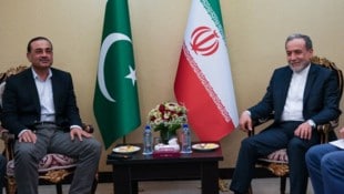 Von links: Pakistans Armeechef Abbas Araghchi und Irans Außenminister Abbas Araghchi