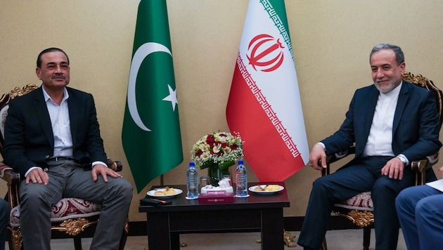 Von links: Pakistans Armeechef Abbas Araghchi und Irans Außenminister Abbas Araghchi