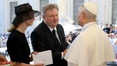 Papst Leo begrüßt Michael Ludwig und seine Gattin im Vatikan.