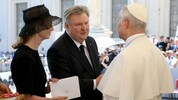 Papst Leo begrüßt Michael Ludwig und seine Gattin im Vatikan.