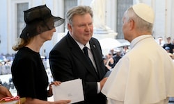 Papst Leo begrüßt Michael Ludwig und seine Gattin im Vatikan.