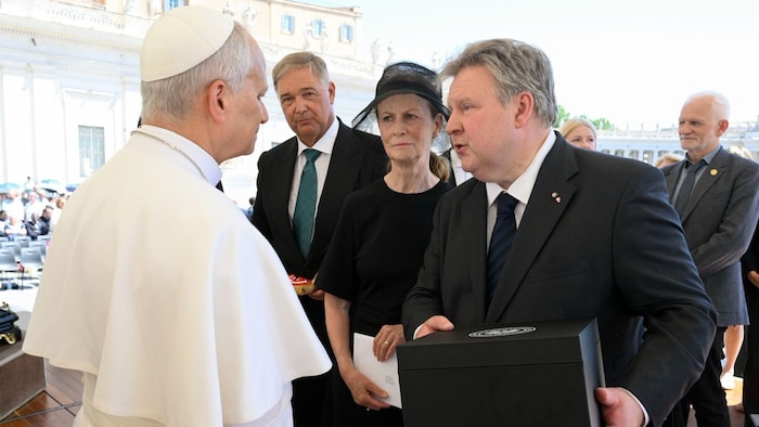 Walter Ruck, Präsident der Wiener Wirtschaftskammer (2.v.l.), begleitet den Bürgermeister in ...