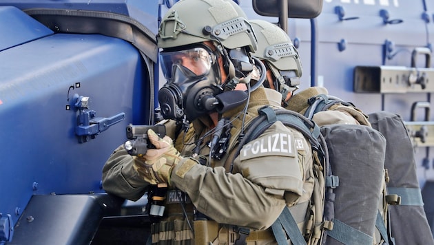 Nur unter gewissen Voraussetzungen darf ein Polizist auch auf einen Menschen schießen.