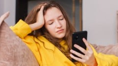 Endloses Surfen auf Insta, TikTok, X und Co. kann negative Auswirkungen haben.