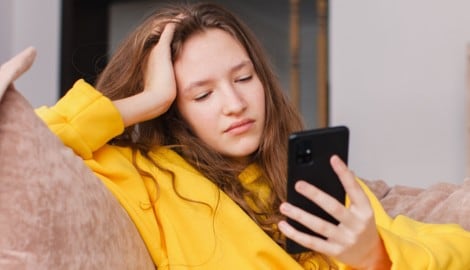 Endloses Surfen auf Insta, TikTok, X und Co. kann negative Auswirkungen haben.