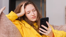 Endloses Surfen auf Insta, TikTok, X und Co. kann negative Auswirkungen haben.
