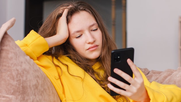 Endloses Surfen auf Insta, TikTok, X und Co. kann negative Auswirkungen haben.