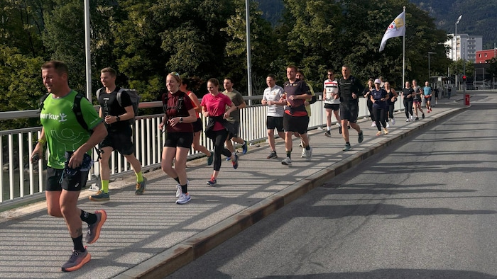 Bereits beim Vorbereitungstraining ist das Gemeinschaftsgefühl des Innsbruckathlon spürbar.