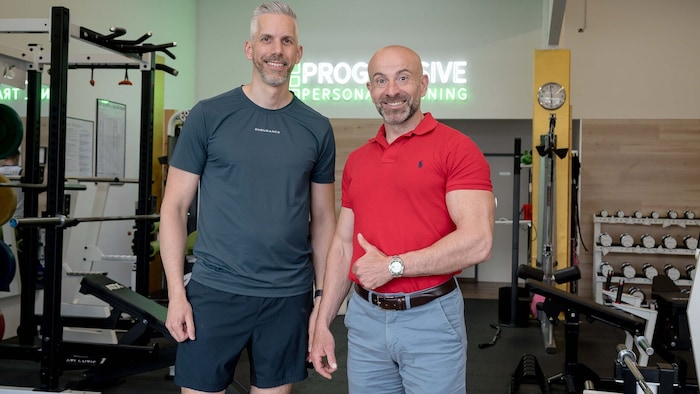 Lukas hilft Lukas: Fitness-Experte Grigorescu (re.) hilft dem Gewinnspiel-Sieger, sich ...