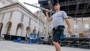 Knapp 200 Personen arbeiten derzeit am Aufbau für die Konzerte auf dem Salzburger Residenzplatz. ...