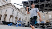 Knapp 200 Personen arbeiten derzeit am Aufbau für die Konzerte auf dem Salzburger Residenzplatz. ...