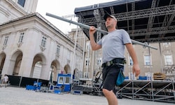 Knapp 200 Personen arbeiten derzeit am Aufbau für die Konzerte auf dem Salzburger Residenzplatz. ...