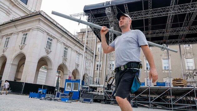 Knapp 200 Personen arbeiten derzeit am Aufbau für die Konzerte auf dem Salzburger Residenzplatz. ...