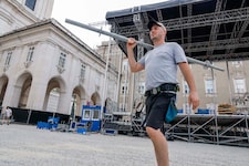 Knapp 200 Personen arbeiten derzeit am Aufbau für die Konzerte auf dem Salzburger Residenzplatz. ...