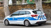 In Zypern sind drei Migranten auf der Flucht vor einer Razzia von Balkons und Fenstern gestürzt ...
