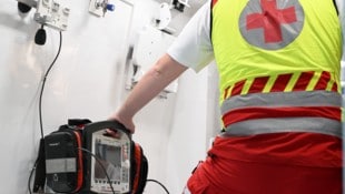 Ein 31-Jähriger war nach einem Stromschlag von der Leiter gestürzt und reglos am Boden liegen ...