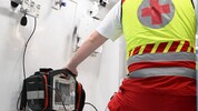Ein 31-Jähriger war nach einem Stromschlag von der Leiter gestürzt und reglos am Boden liegen ...