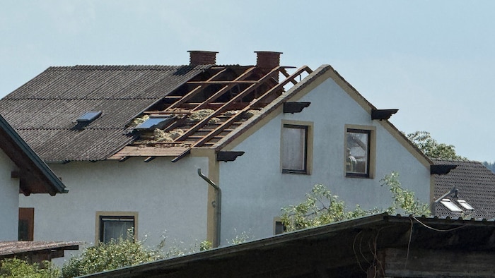 Ein abgedecktes Haus nach den Unwettern.
