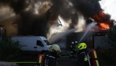 Die Feuerwehren kämpfen seit dem späten Nachmittag gegen den Großbrand in Erpersdorf an. 