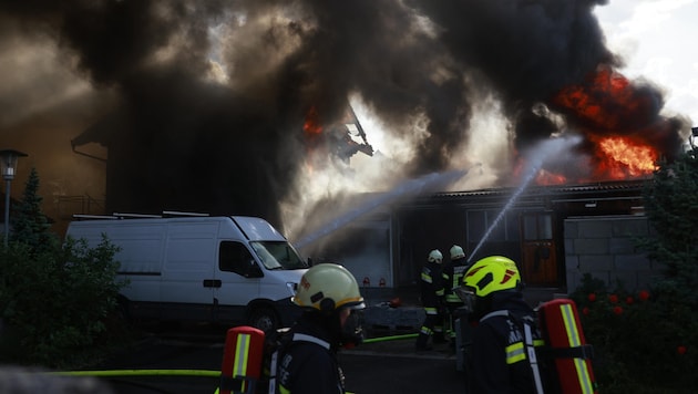 Die Feuerwehren kämpfen seit dem späten Nachmittag gegen den Großbrand in Erpersdorf an.