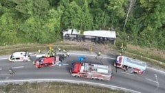 Das Sattelzugfahrzeug ist in einer Kurve umgekippt.