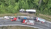 Das Sattelzugfahrzeug ist in einer Kurve umgekippt.