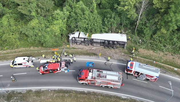 Das Sattelzugfahrzeug ist in einer Kurve umgekippt.