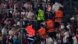 Ein verletzter Fan wird abtransportiert.