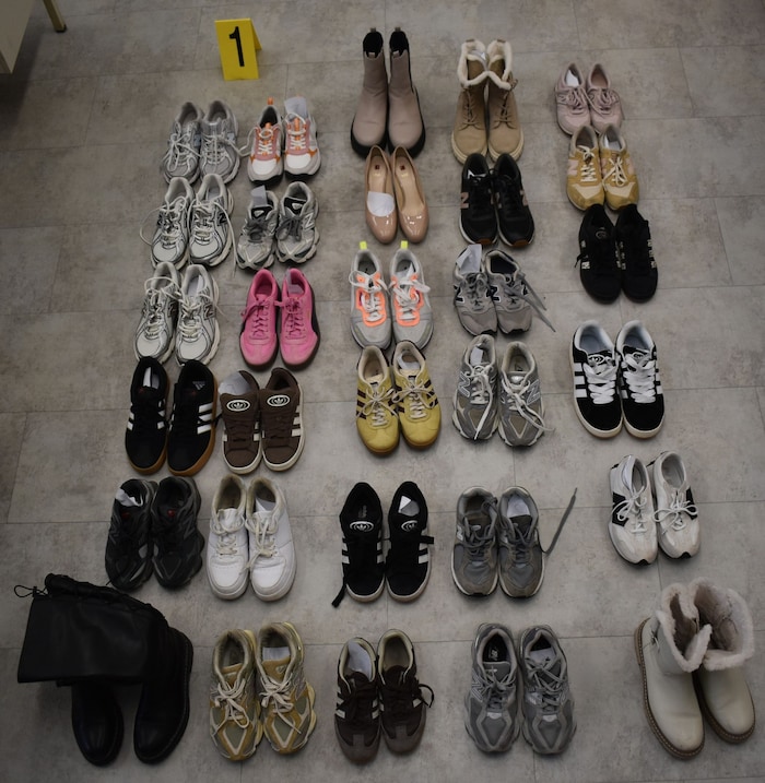 Fotos von einem Teil der erbeuteten Frauenschuhe.