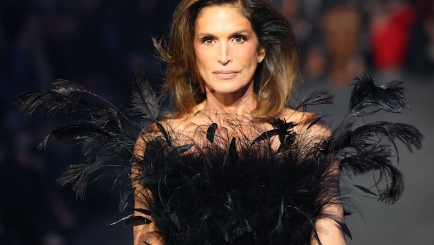 Strahlend schön, so kennt man Cindy Crawford. Jetzt enthüllte das Topmodel, dass es seit 10 ...