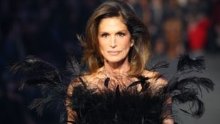 Strahlend schön, so kennt man Cindy Crawford. Jetzt enthüllte das Topmodel, dass es seit 10 ...