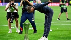 Oliver Glasner jubelt mit der Conference-League-Trophäe.