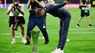 Oliver Glasner jubelt mit der Conference-League-Trophäe.