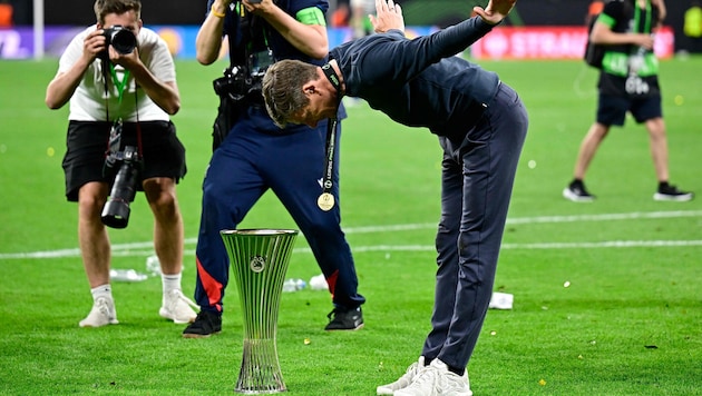 Oliver Glasner jubelt mit der Conference-League-Trophäe.