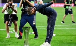 Oliver Glasner jubelt mit der Conference-League-Trophäe.