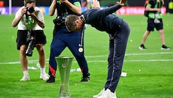 Oliver Glasner jubelt mit der Conference-League-Trophäe.