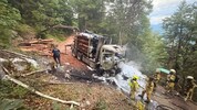 Ein Lkw begann am Mittwoch mitten im Wald zu brennen.