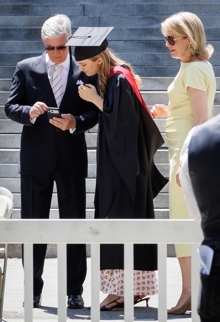 König Philippe knipste Erinnerungsfotos von Elisabeth und Ehefrau Mathilde.