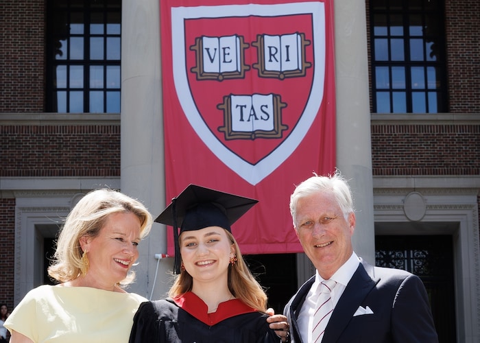 Das belgische Königspaar posierte mit Tochter Elisabeth vor der Harvard University.
