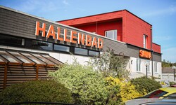 Das in die Jahre gekommene Hallenbad in Freistadt weist massive Schäden am Dach auf.