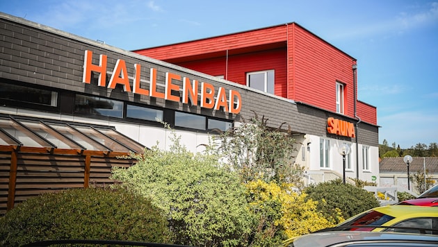 Das in die Jahre gekommene Hallenbad in Freistadt weist massive Schäden am Dach auf.