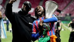 Evann Guessand (r.) mit dem Conference-League-Pokal