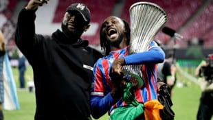 Evann Guessand (r.) mit dem Conference-League-Pokal