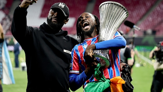 Evann Guessand (r.) mit dem Conference-League-Pokal