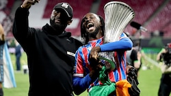 Evann Guessand (r.) mit dem Conference-League-Pokal