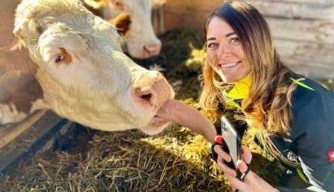 Bäuerin Melanie kümmert sich täglich um ihre Ochsen. Ihre Follower nimmt sie per Handy mit und ...
