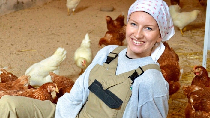 Anna nimmt ihre zahlreichen Instagram–Follower mit in den Hühnerstall.