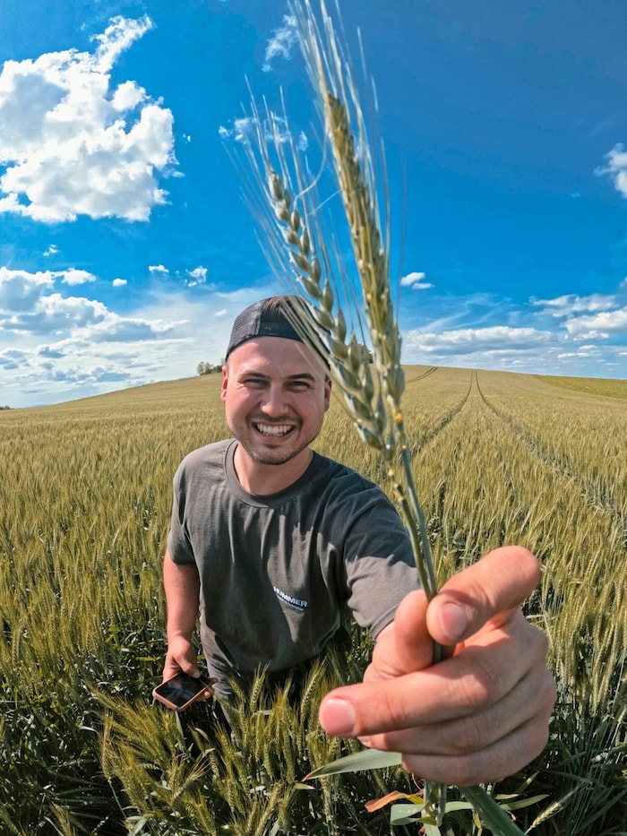 Johannes Burchardt findet man auf Instagram unter: bauernjohny