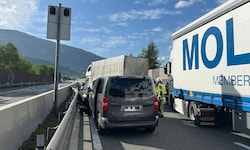 Gleich vier Feuerwehren rückten zu dem Unfall auf der A10 aus.